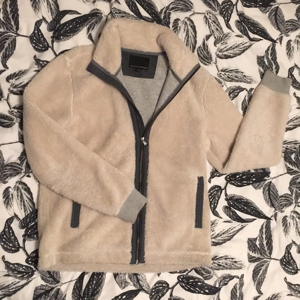 Banana Republic beige sherpa zip up jacket ☁️